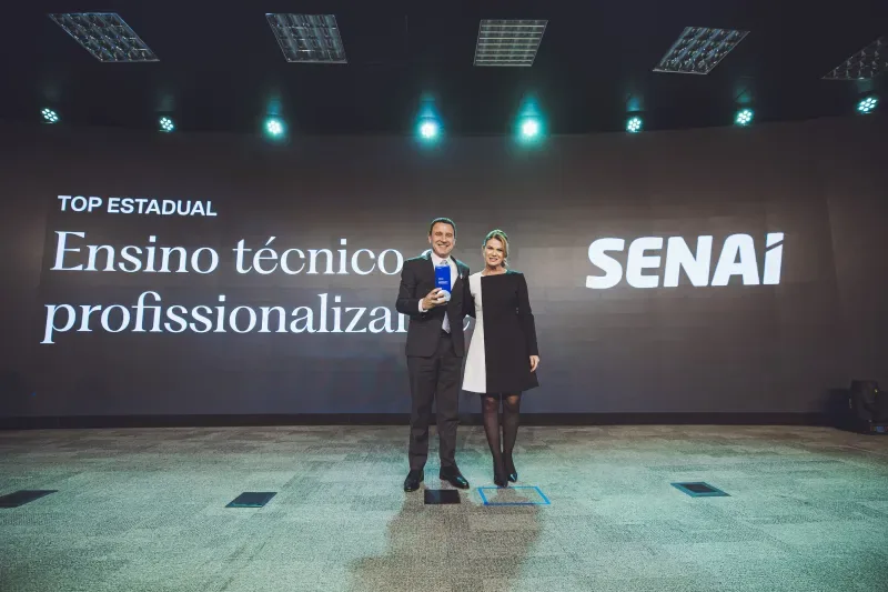 Diretor regional do SENAI/SC, Fabrízio Pereira, recebeu o troféu (foto: J.Somensi)