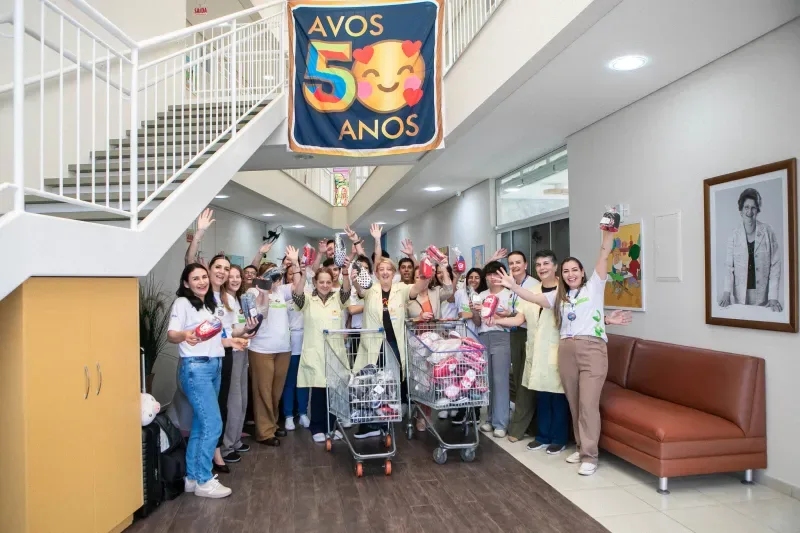 Após 400 km, estudantes do SESI/SC entregam lanternas a crianças com câncer