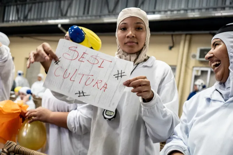 Trabalhadora da JBS em Nova Veneza exibe cartaz improvisado do SESI Cultura