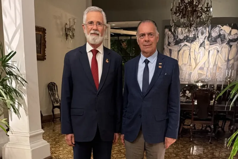 Presidente da FIESC, Gilberto Seleme (dir.) e o embaixador José Antônio Marcondes de Carvalho 