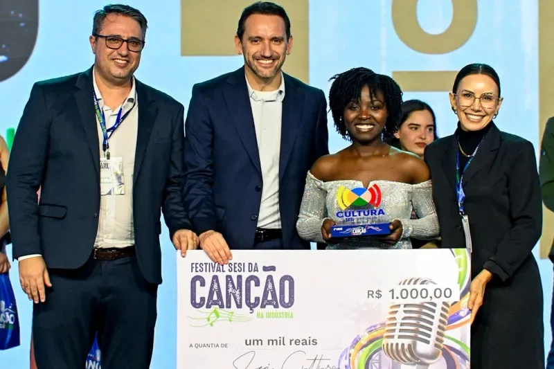 Haitiana que trabalha na JBS vence Festival da Canção na Indústria, do SESI/SC