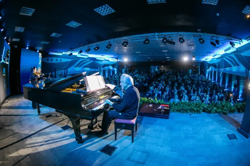 FIESC recebe maestro João Carlos Martins em evento para colaboradores