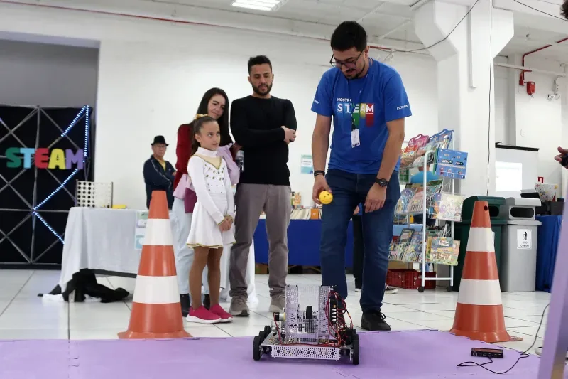 Durante a Mostra STEAM, famílias conhecem como e o que os filhos estão aprendendo.  (Fotos: Debora Claudio)