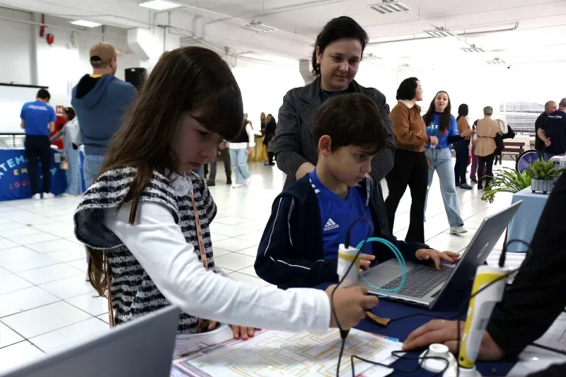 Durante a Mostra STEAM, famílias conhecem como e o que os filhos estão aprendendo.  (Fotos: Debora Claudio)