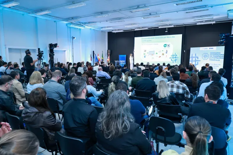 Indústria têxtil debate produtividade e tecnologia em Blumenau