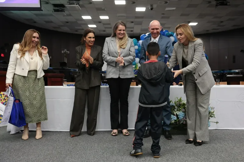 Novos Caminhos certifica 122 crianças e adolescentes da Grande Florianópolis