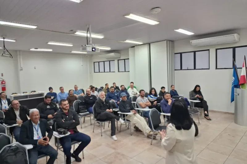  A proposta combina conhecimentos desenvolvidos no ambiente acadêmico com experiências e desafios do setor produtivo.