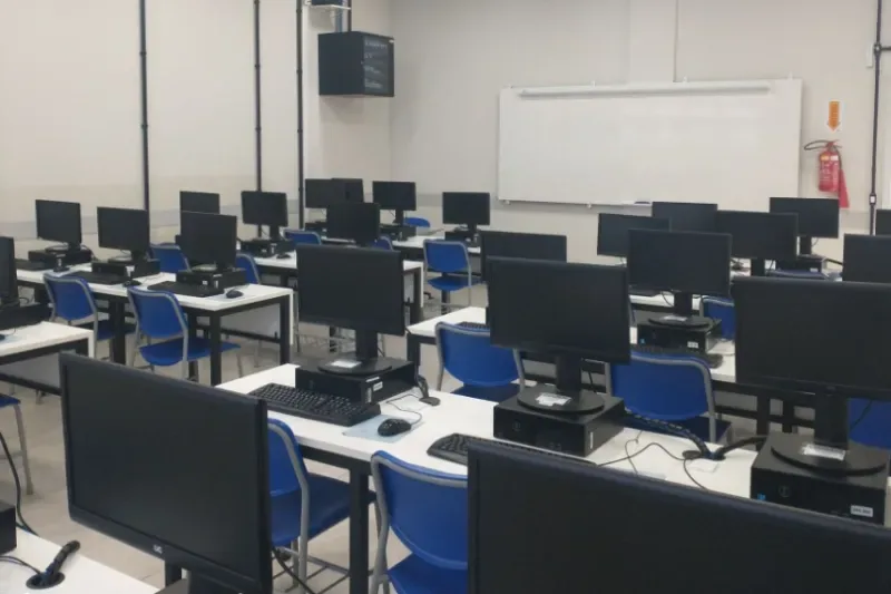 Laboratório de informática; unidade também atua em áreas como papel e celulose