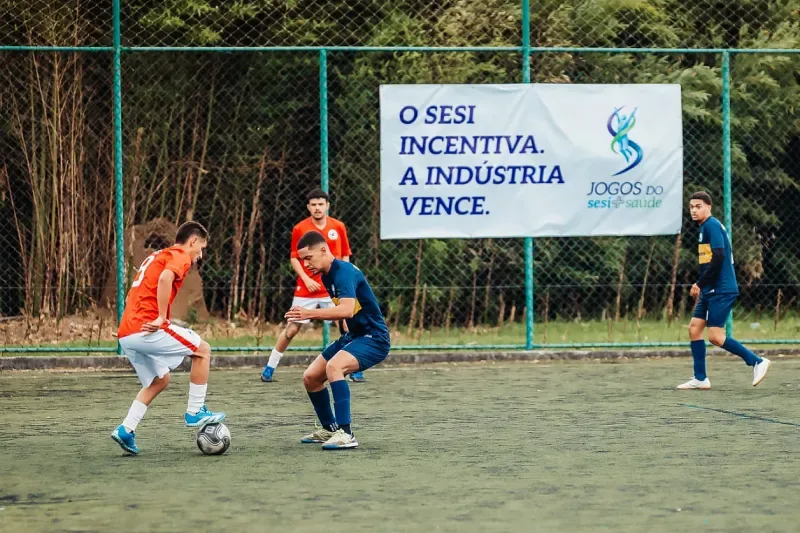 Equipes disputam partida de futebol sete, uma das modalidades em jogo (Divulgação)