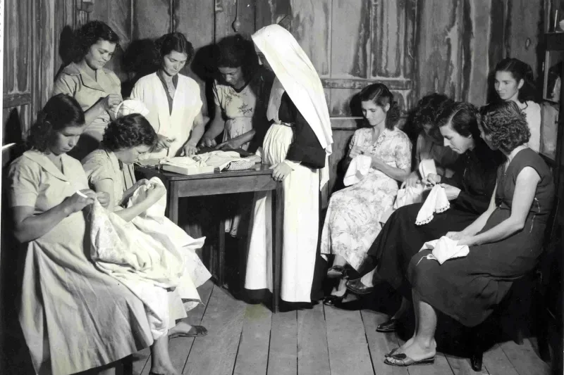 Aula de corte e costura, ministrada por freiras, para moradoras de Criciúma, em 1957. Foto: Acervo/SESI
