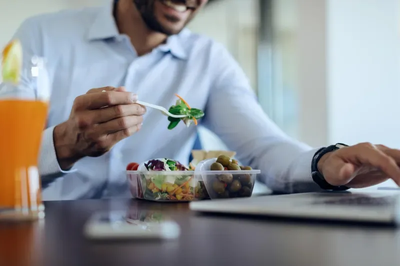 Organização e escolhas simples ajudam a melhorar a alimentação no trabalho