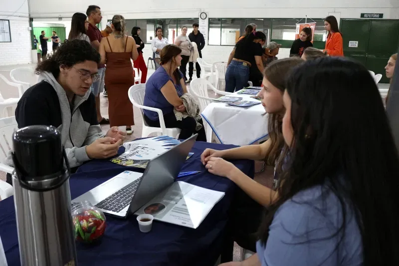 Cerca de 100 pessoas passaram pelo 4º Feirão do Emprego em Rio do Sul. (Fotos: Debora Claudio)
