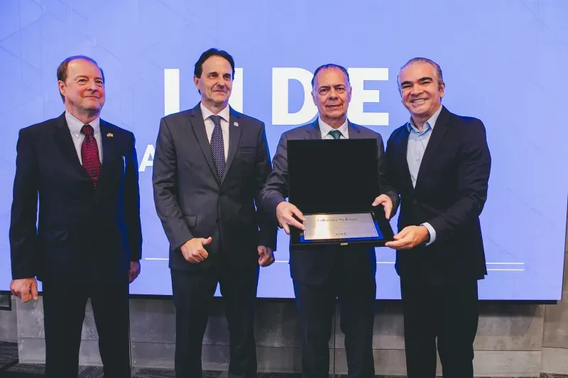 Presidente da FIESC é homenageado por promover ações de internacionalização 