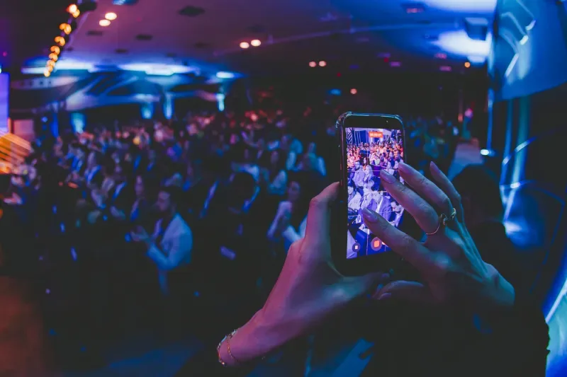 Participante usa celular para registrar momento do Conecta Saúde