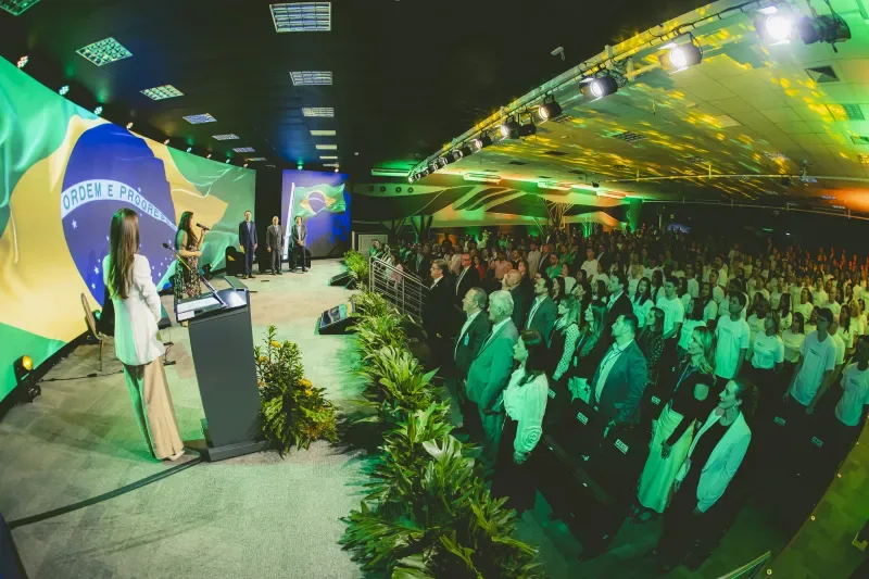 Participantes cantaram o Hino Nacional