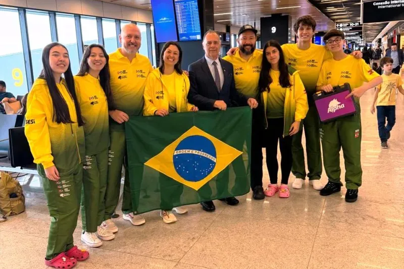 Equipe da Escola SESI/SC durante embarque para Singapura, no dia 28 de setembro