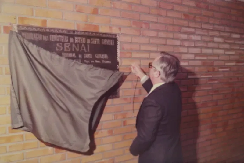 Inauguração da placa do novo SENAI de Caçador, no Meio-Oeste, em 1976