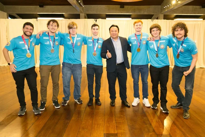 Alberto Yoshikazu Kuba, CEO da WEG, ao lado dos jovens que se destacaram na WorldSkills. Foto: Divulgação
