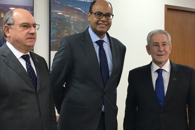 Os presidentes da Fecomércio-SC, Bruno Breithaupt (e), e da FIESC, Glauco José Côrte (d), com o embaixador Flávio Damico