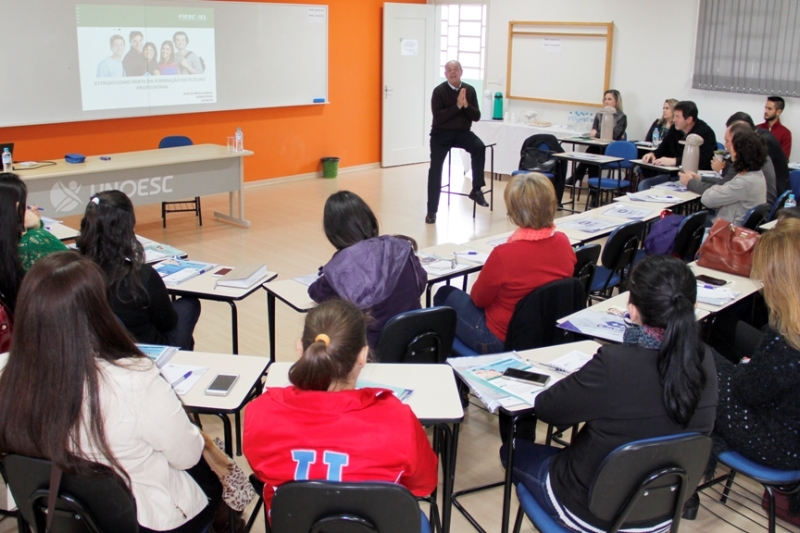 O professor da Udesc e conselheiro do IELSC, Nério Amboni, palestrou sobre Estágio como parte da formação do futuro profissional (Foto: MB Comunicação)