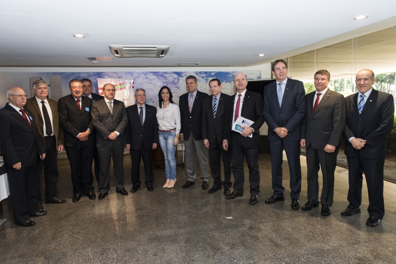 Empresários e parlamentares no encontro em Brasília, nesta quinta-feira (8) (foto: Sérgio Amaral)