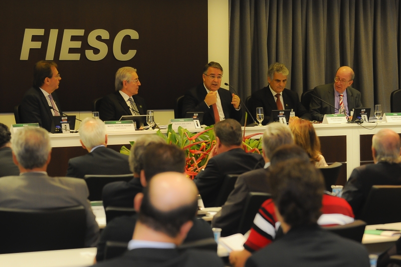Em reunião de diretoria da FIESC, governador Raimundo Colombo falou sobre investimentos (foto: Hermes Bezerra)