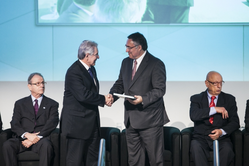 Presidente da FIESC, Glauco José Côrte, entrega exemplar do livro ao governador Raimundo Colombro (foto: Marcos Campos)