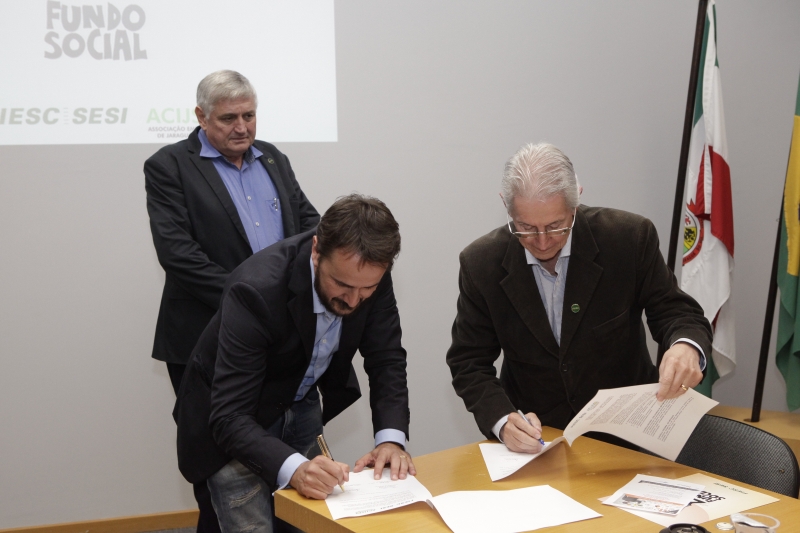 Presidente da FIESC, Glauco José Côrte, e presidente da ACIJS, Giuliano Donini, firmam parceria para implantação do Fundo Social em Jaraguá do Sul (Foto: Horst Baumle)