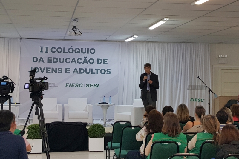Encontro debateu currículo da educação de jovens e adultos no Brasil (Foto: Ronaldo Corrêa)