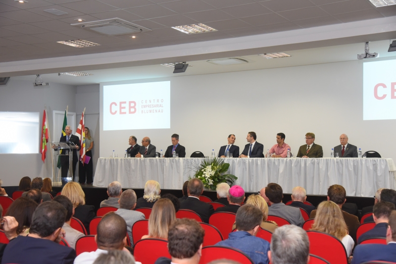 Presidente da FIESC, Glauco José Côrte, durante discurso na inauguração do CEB (foto: Edson Pelense)