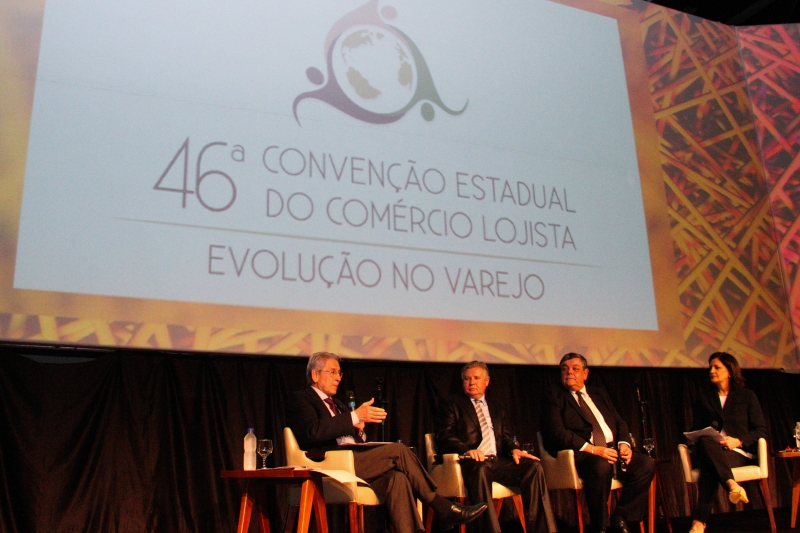 Presidente da FIESC, Glauco José Côrte, participou de debate na convenção da FCDL, em Florianópolis (foto: Filipe Scotti)