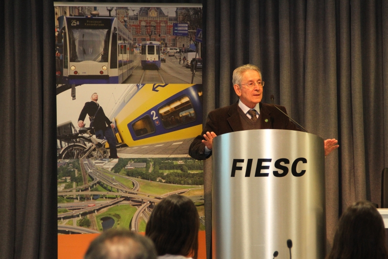 Presidente da FIESC, Glauco José Côrte, em seminário com comitiva holandesa (foto: Filipe Scotti)