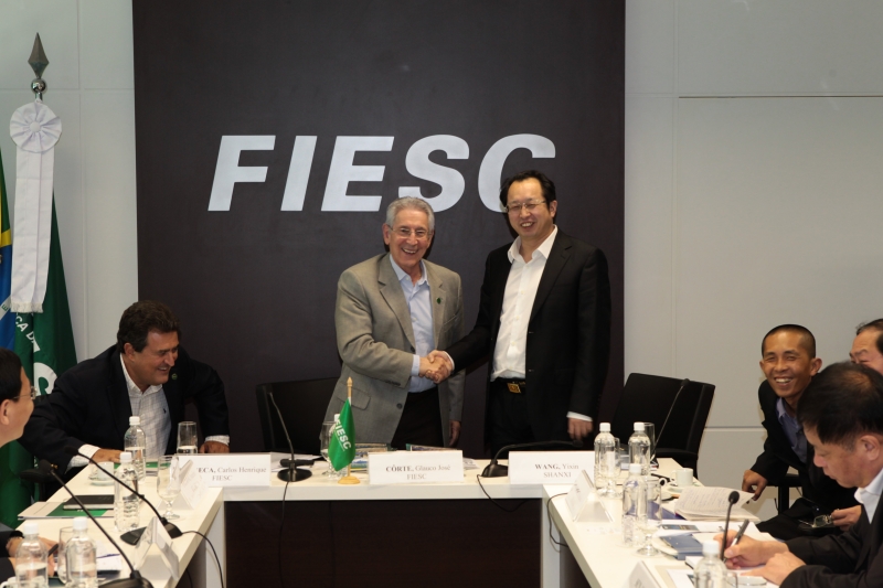 Presidente da FIESC, Glauco José Côrte, e o vice-governador de Shanxi, Yixin Wang (foto: Filipe Scotti)