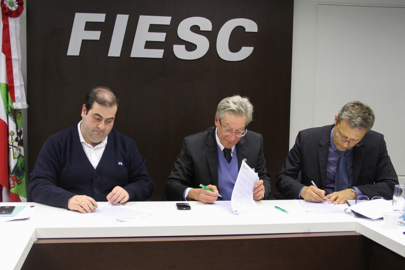 Secretário Carlos Chiodini, presidente da Câmara de Energia, Otmar Müller, e CEO da Ecosolifer, Ákos Haidegger, assinam termo (foto: Filipe Scotti)
