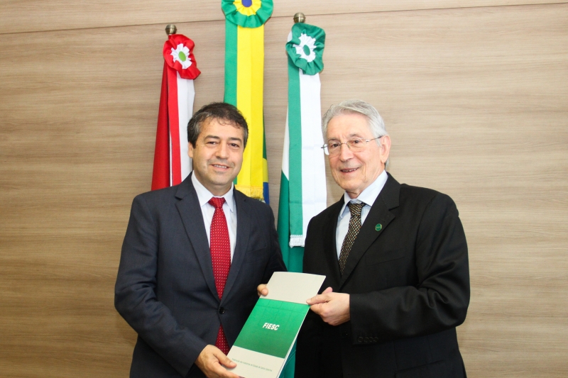 "Medidas são fundamentais para que o Brasil tenha mais e melhores postos de trabalho, cidadania e desenvolvimento", defendeu Côrte (dir). Foto: Filipe Scotti