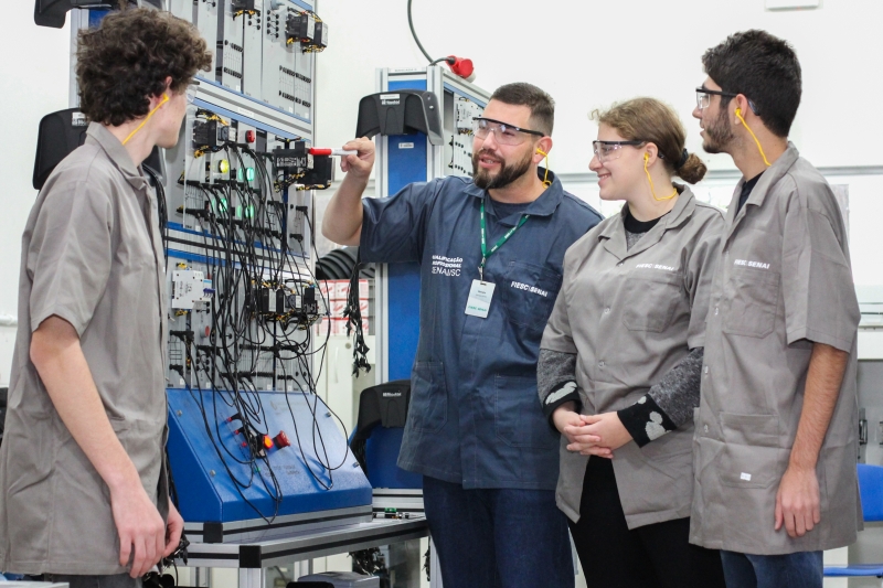 Educação profissional do SENAI têm ênfase no desenvolvimento de atividades práticas, que reproduzem situações reais da indústria (Foto: Filipe Scotti)