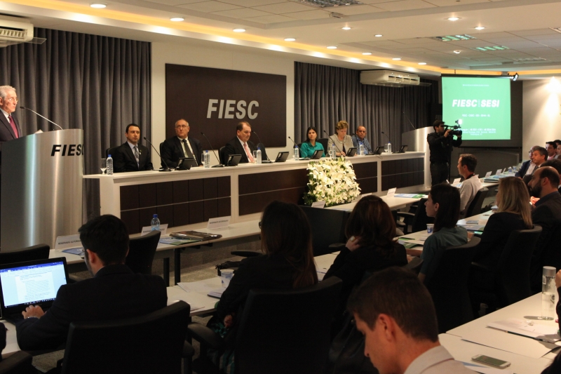 Presidente da FIESC, Glauco José Côrte, na abertura do 1º Seminário Aliança Saúde Competitividade (Foto: Filipe Scotti)