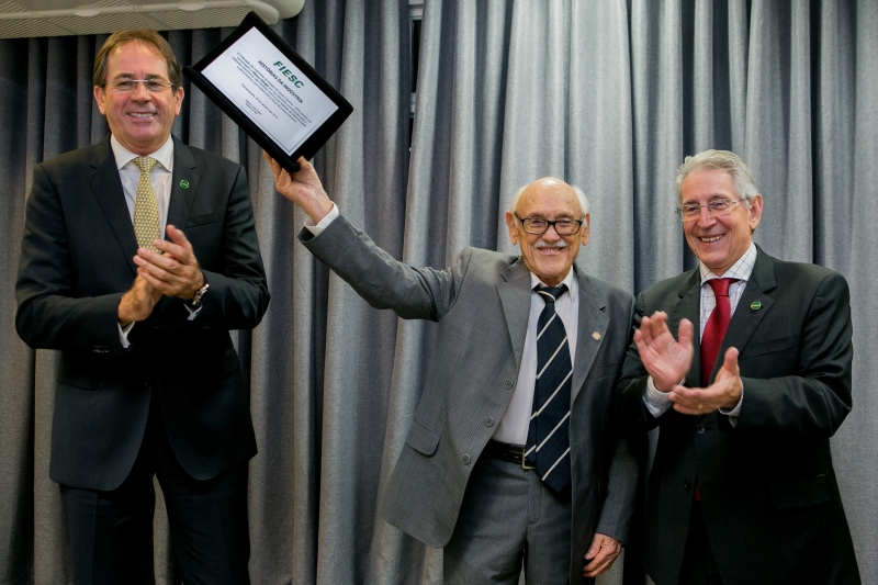 Glauco Olinger (centro) foi homenageado na reunião de diretoria da FIESC, na sexta-feira (29) (foto: Fernando Willadino)