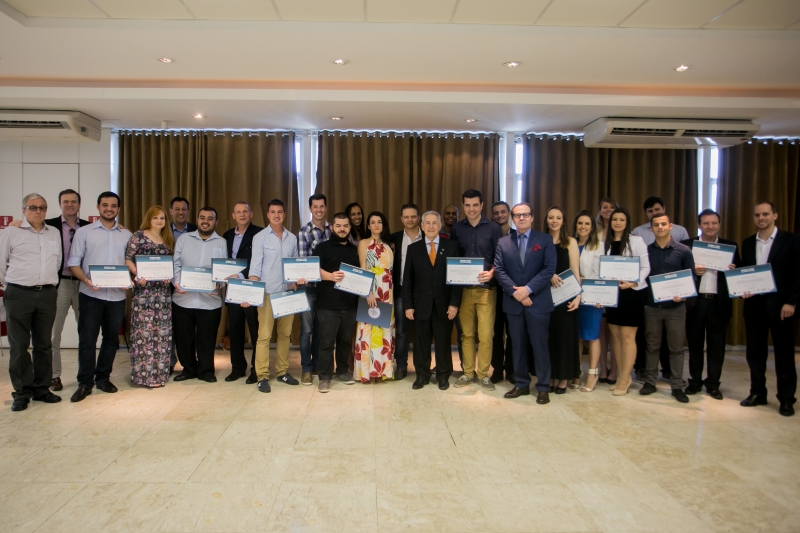 Vencedores do Prêmio com os presidentes da FIESC e da ACI e integrantes da comissão julgadora (foto: Fernando Willadino)