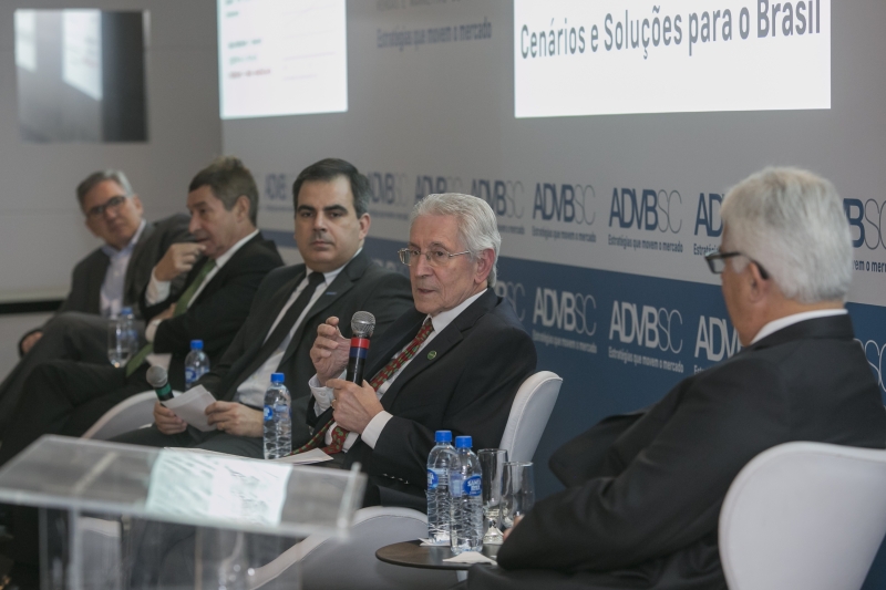 Côrte debateu com Décio da Silva, Eduardo Sattamini e Manoel Zaroni Torres no Encontro de Ideias ADVB (foto: Fernando Willadino)