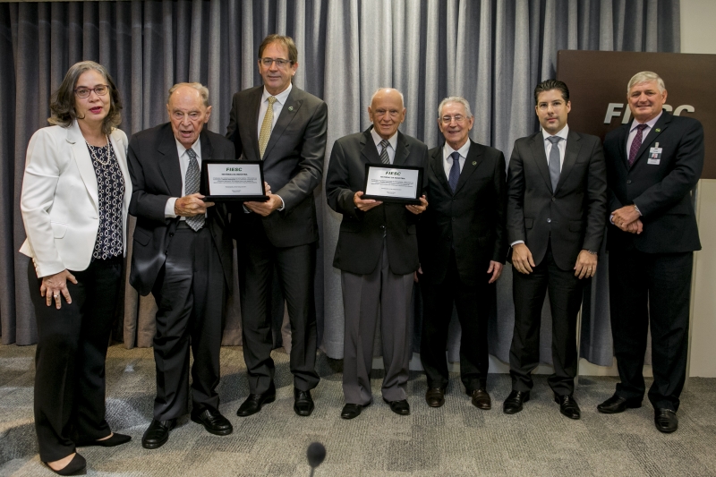 Dietrich e Rodolfo Hufenüssler foram homenageados na reunião de diretoria da FIESC (foto: Fernando Willadino)