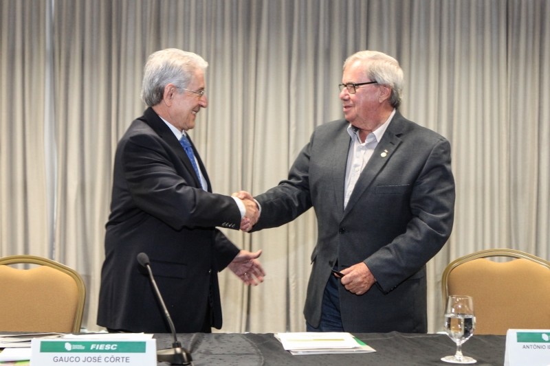 Presidentes da FIESC, Glauco José Côrte (e), e da Fetrancesc, Pedro Lopes, assinam termo de adesão. Foto Heraldo Carnieri