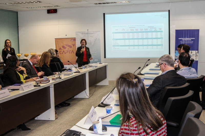 Apresentação da análise do comércio internacional catarinense pela presidente da Câmara de Comércio Exterior da FIESC, Maria Teresa Bustamante (foto: Heraldo Carnieri)