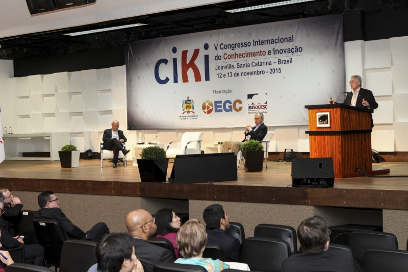 Presidente da FIESC, Glauco José Côrte, durante palestra no congresso (foto: Heraldo Carnieri)