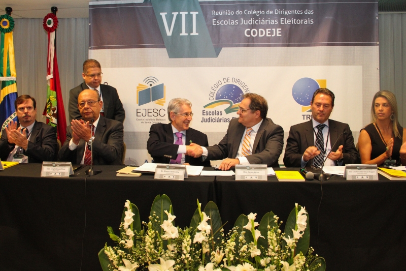Presidente da FIESC, Glauco José Côrte (e), e o presidente do TRE-SC, Cesar Abreu, assinaram o acordo nesta sexta-feira (1º) (foto: Filipe Scotti)