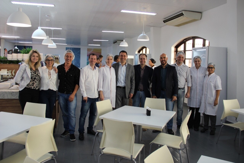 Diretorias das entidades participam do início das atividades no restaurante (Foto: Divulgação SESI)