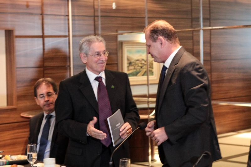 Presidente da FIESC, Glauco José Côrte, entrega a publicação ao presidente da Alesc, Gelson Merisio. (Foto: Heraldo Carnieri)