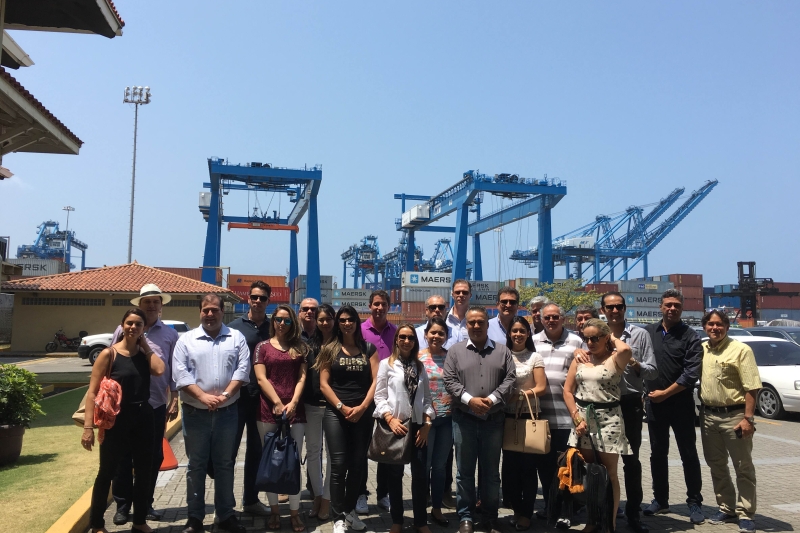 Delegação brasileira em visita ao Porto de Manzanillo, no Panamá