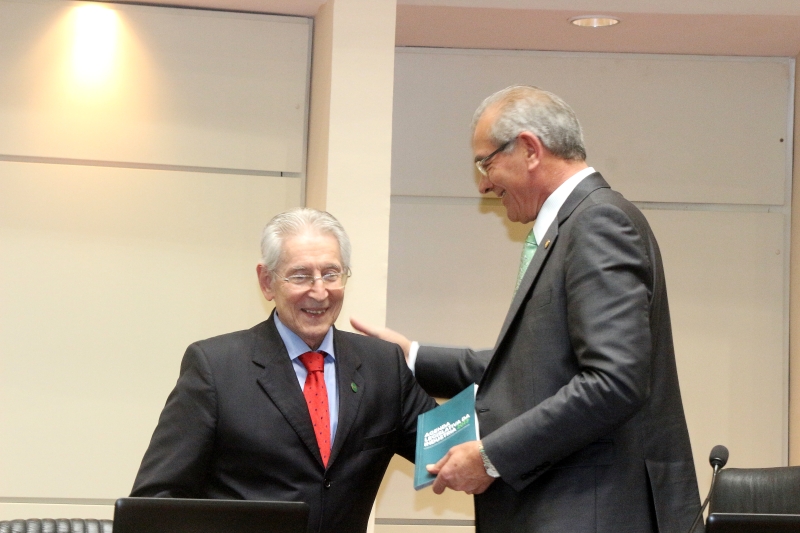 Presidente da FIESC, Glauco José Côrte (esq.), e o presidente da ALESC, deputado Silvio Dreveck (foto: Oliveira Mussi)