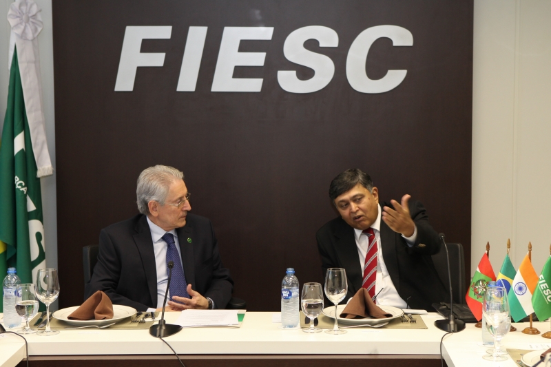 Presidente da FIESC, Glauco José Côrte, e o embaixador Sunil Kumar Lal (foto: Filipe Scotti)